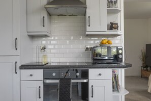 Kylskåp, mikrovågsugn, ugn och spishäll