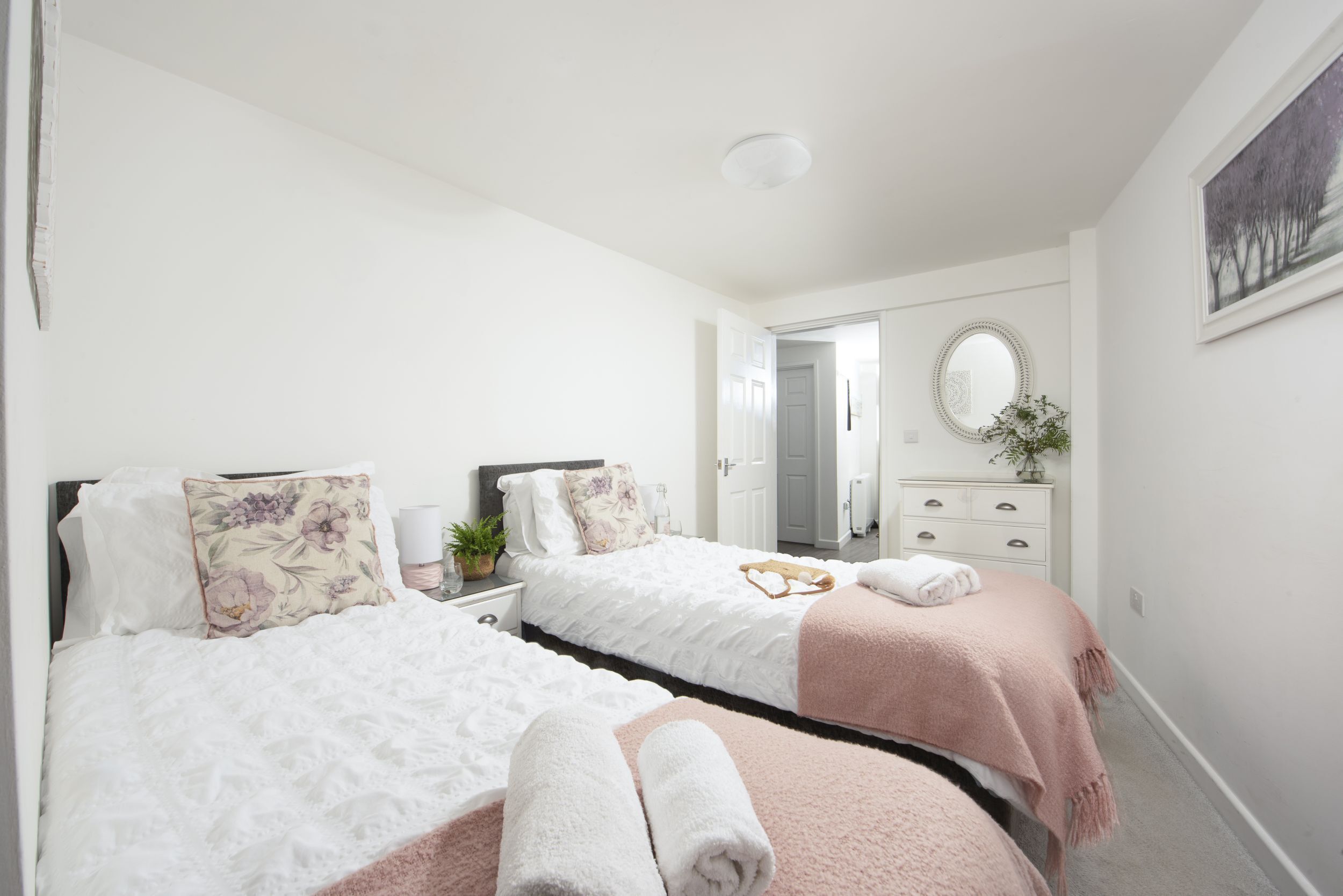 6 bedrooms, desk, iron/ironing board, travel cot