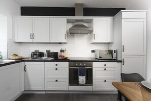 Kylskåp, mikrovågsugn, ugn och spishäll