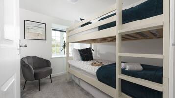 Escritorio, tabla de planchar con plancha, cuna de viaje y wifi gratis