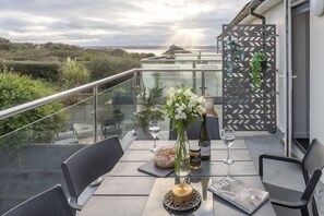 Outdoor dining - Walk to Beach - Sea View - Free Parking -Free WiFi (Marazion)