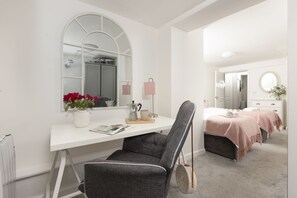 Skrivbord, strykjärn/strykbräda, resesäng och gratis wi-fi