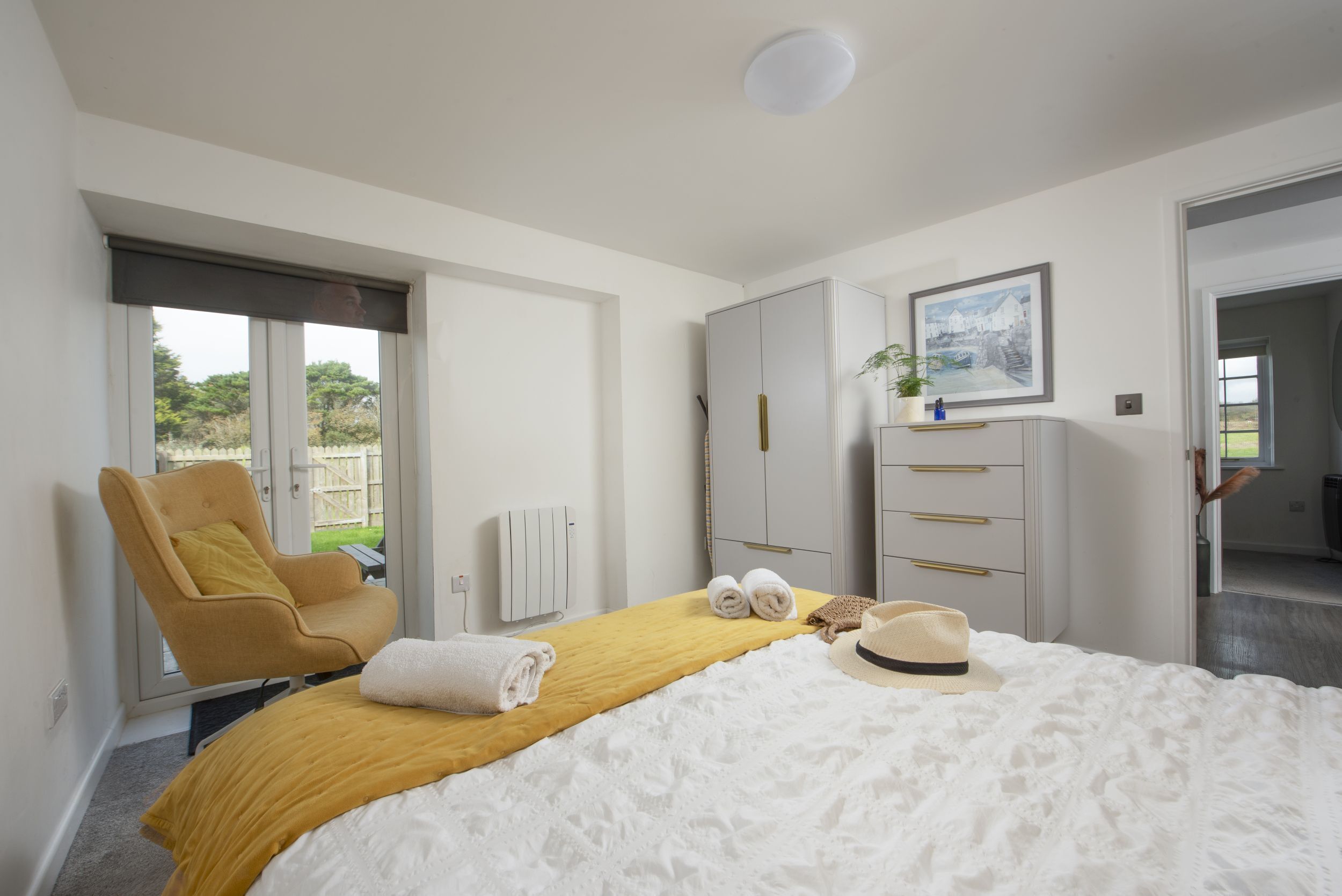 6 bedrooms, desk, iron/ironing board, travel crib