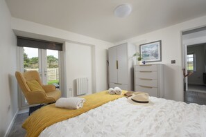 6 عدّة غرف نوم ومكتب ومكواة/لوح كي وسرير سفر