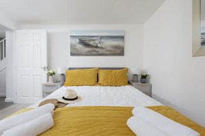 6 slaapkamers, een bureau, een strijkplank/strijkijzer, reisbedje