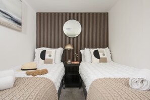 6 Schlafzimmer, Schreibtisch, Bügeleisen/Bügelbrett, Reisekinderbett