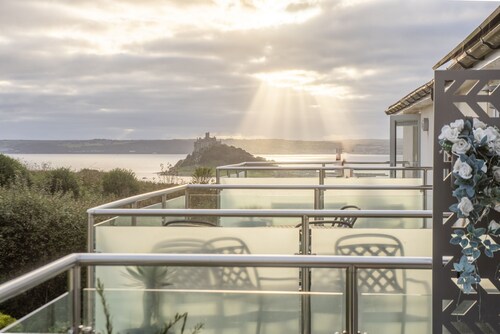 Walk to Beach - Sea View - Free Parking -Free WiFi