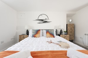 6 slaapkamers, een bureau, een strijkplank/strijkijzer, reisbedje