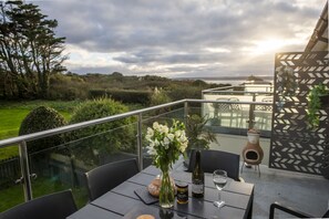 Outdoor dining - Walk to Beach - Sea View - Free Parking -Free WiFi (Marazion)