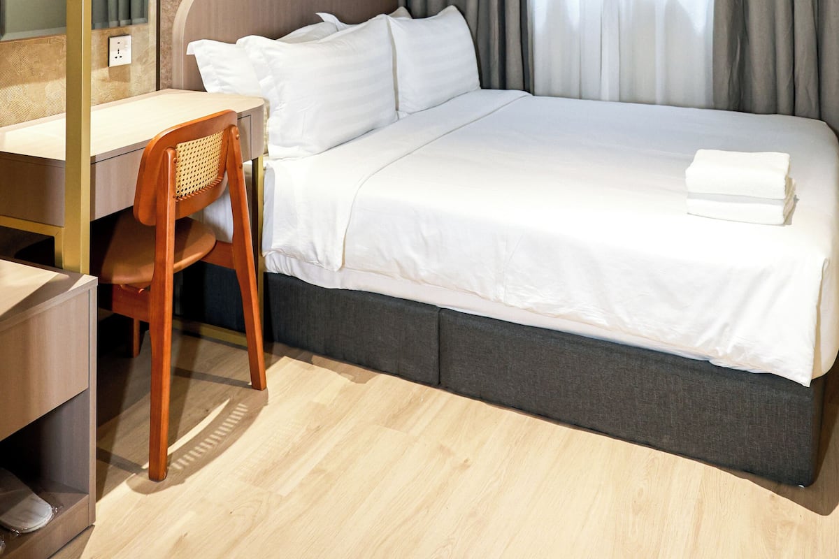 Caja de seguridad en la habitación y tabla de planchar con plancha