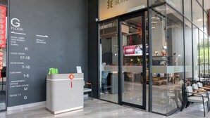 Un comptoir d’accueil d’hôtel avec un panneau indiquant les différents services proposés et les numéros de chambre.