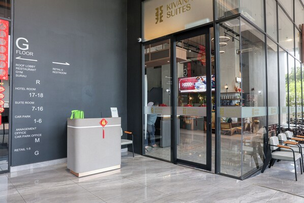 Mostrador de recepción de hotel con un cartel que enumera los servicios y números de habitación.