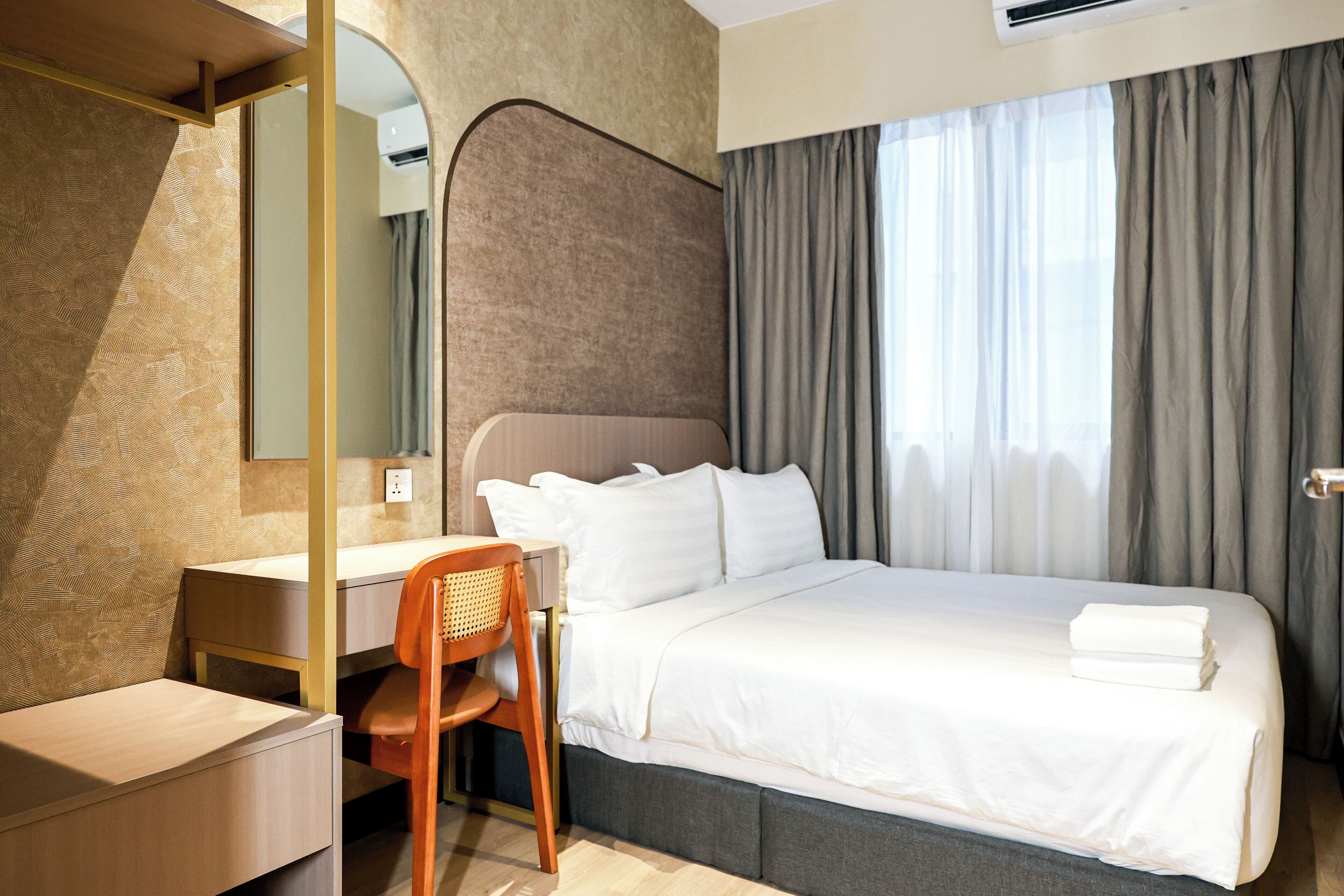 Caja de seguridad en la habitación y tabla de planchar con plancha 