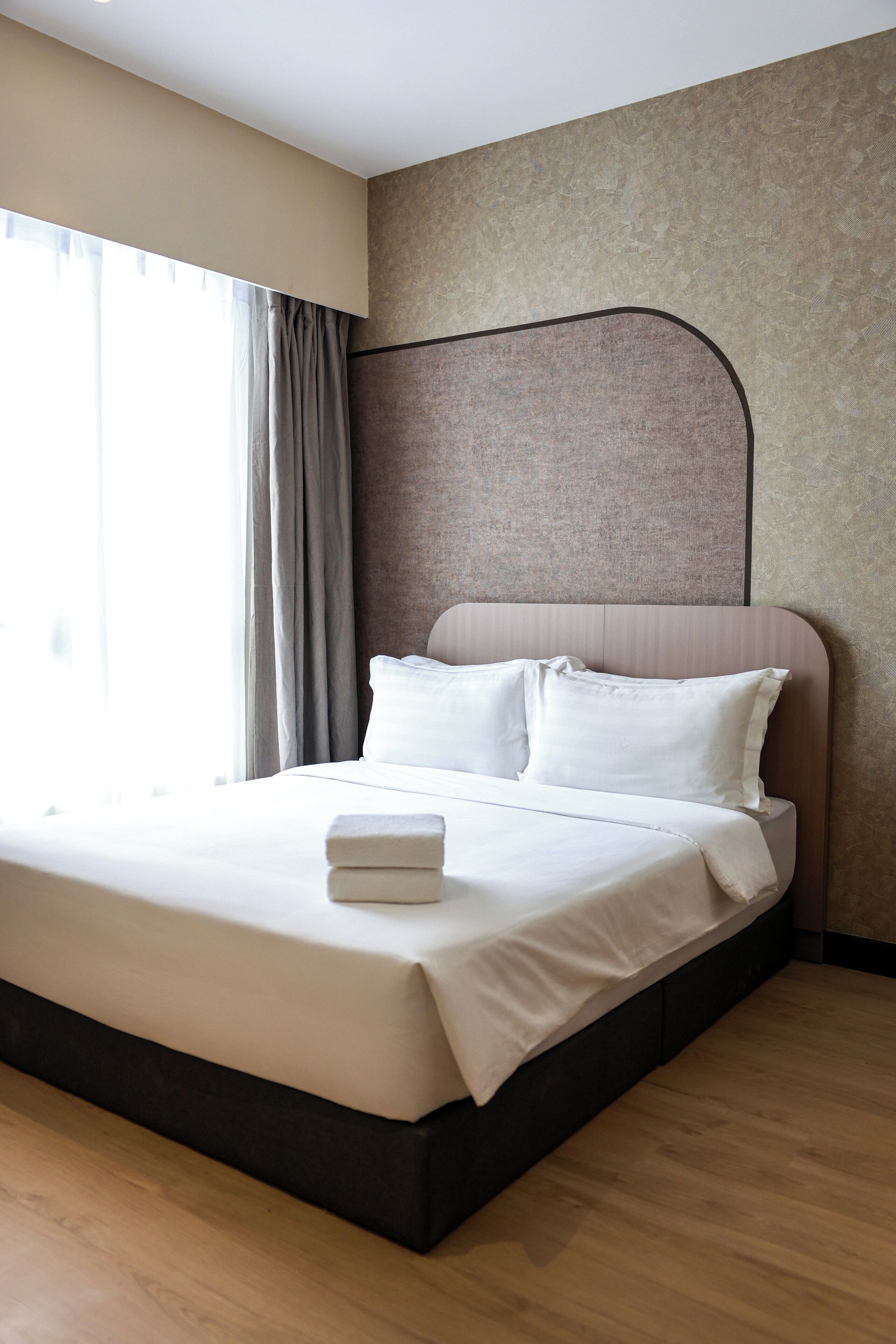 Caja de seguridad en la habitación y tabla de planchar con plancha 