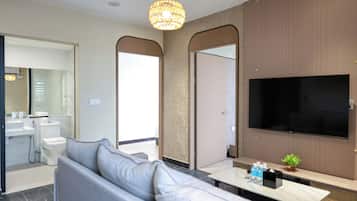 Caja de seguridad en la habitación y tabla de planchar con plancha