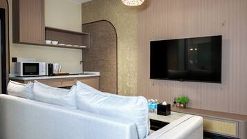 Studio Suite, City View | Peti besi dalam bilik, seterika/papan seterika, Wi-fi percuma