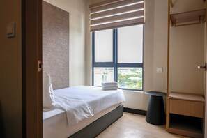 Suite estudio Deluxe, vista al mar | Caja de seguridad en la habitación y tabla de planchar con plancha 