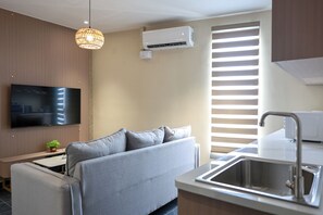 Suite estudio, vista a la colina | Caja de seguridad en la habitación y tabla de planchar con plancha 