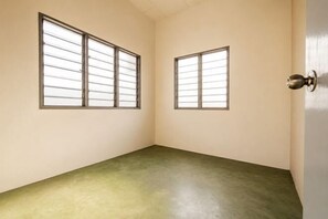 A room with two windows and a door. - Batu Pahat Sri Jaya Villa 4BR 18pax (Simpang Kanan)