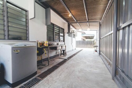 Batu Pahat Sri Jaya Villa 4BR 18pax