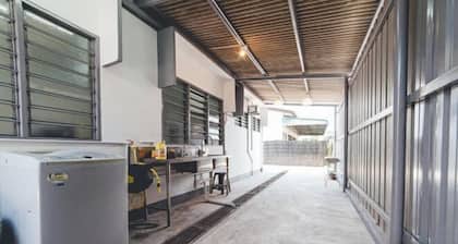 Batu Pahat Sri Jaya Villa 4BR 18pax