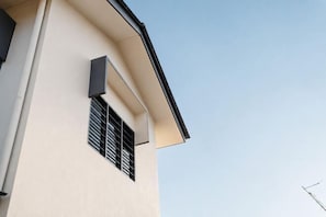 A building corner with a window and a vent. - Batu Pahat Sri Jaya Villa 4BR 18pax (Simpang Kanan)