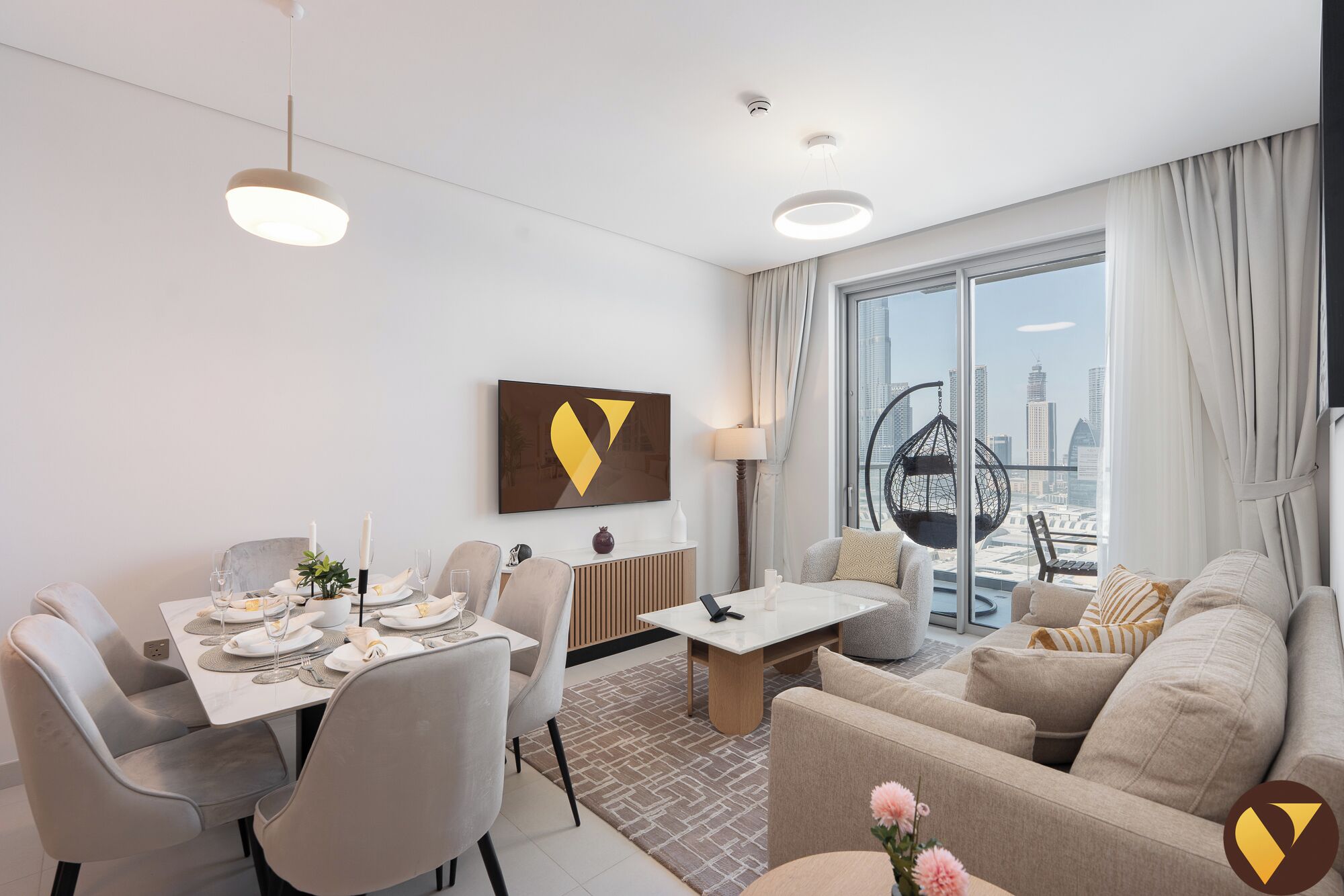 Departamento de lujo, balcón, vista a la ciudad | Área de sala de estar | Smart TV de 65 pulgadas con canales vía satélite 