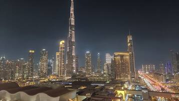 Bagian depan properti - sore/malam