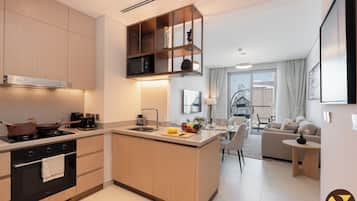 Departamento de lujo, balcón, vista a la ciudad | Cocina privada | Refrigerador con congelador, microondas, horno y parrilla de estufa