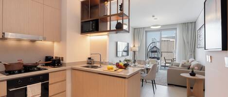Appartement Luxe, balcon, vue ville | Cuisine privée | Grand réfrigérateur, micro-ondes, four, plaque de cuisson