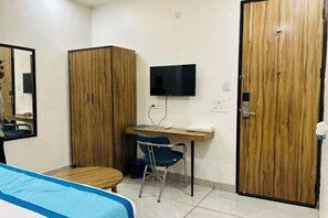 Cribs/infant beds - Gallivanto Inn (North Delhi)