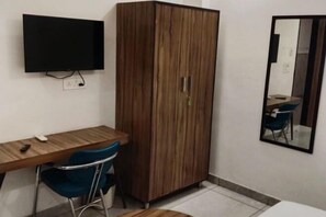 Cribs/infant beds - Gallivanto Inn (North Delhi)