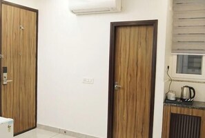 Cribs/infant beds - Gallivanto Inn (North Delhi)