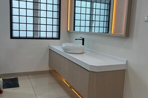 Bathroom - 5 min to AeonBig , Old Street, BP Mall & D Garden (Simpang Kanan)