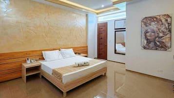 Un dormitorio con una cama de madera, mesitas de noche, un espejo y una pared con un diseño floral.