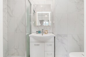 Douche, sèche-cheveux, serviettes fournies, papier toilette