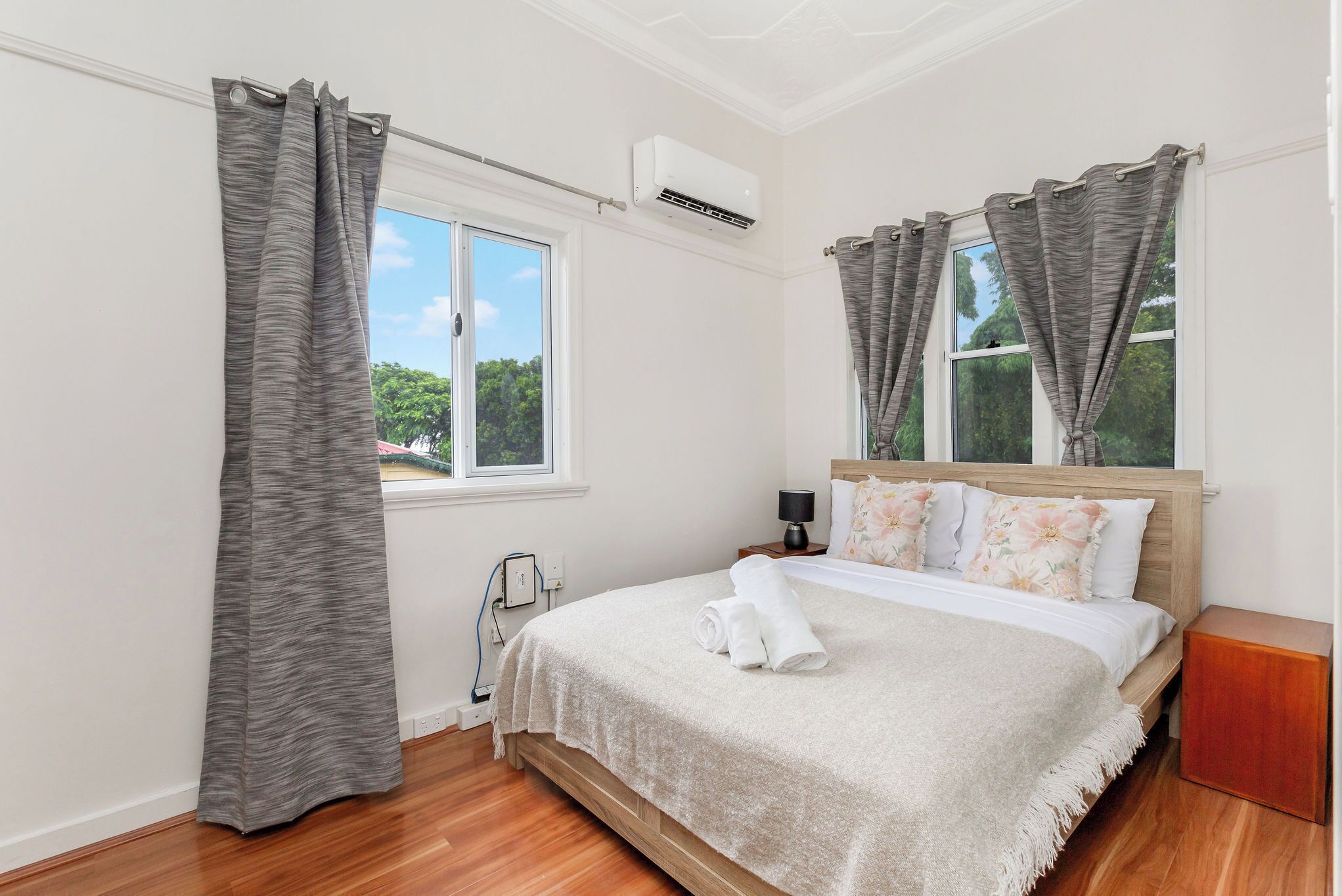 5 bedrooms, iron/ironing board, WiFi, bed sheets