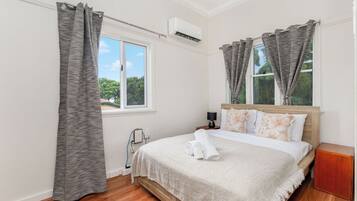 5 bedrooms, iron/ironing board, WiFi, bed sheets