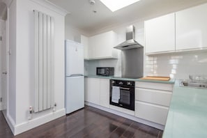 Refrigerador, microondas, horno, placa de cocina
