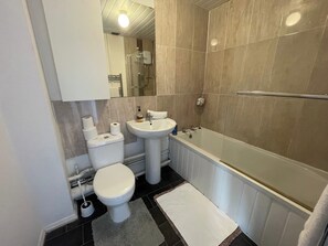 Chuveiro, toalhas de banho