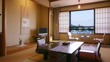 Trippelrum - utsikt mot staden | Värdeförvaringsskåp på rummet och gratis wi-fi