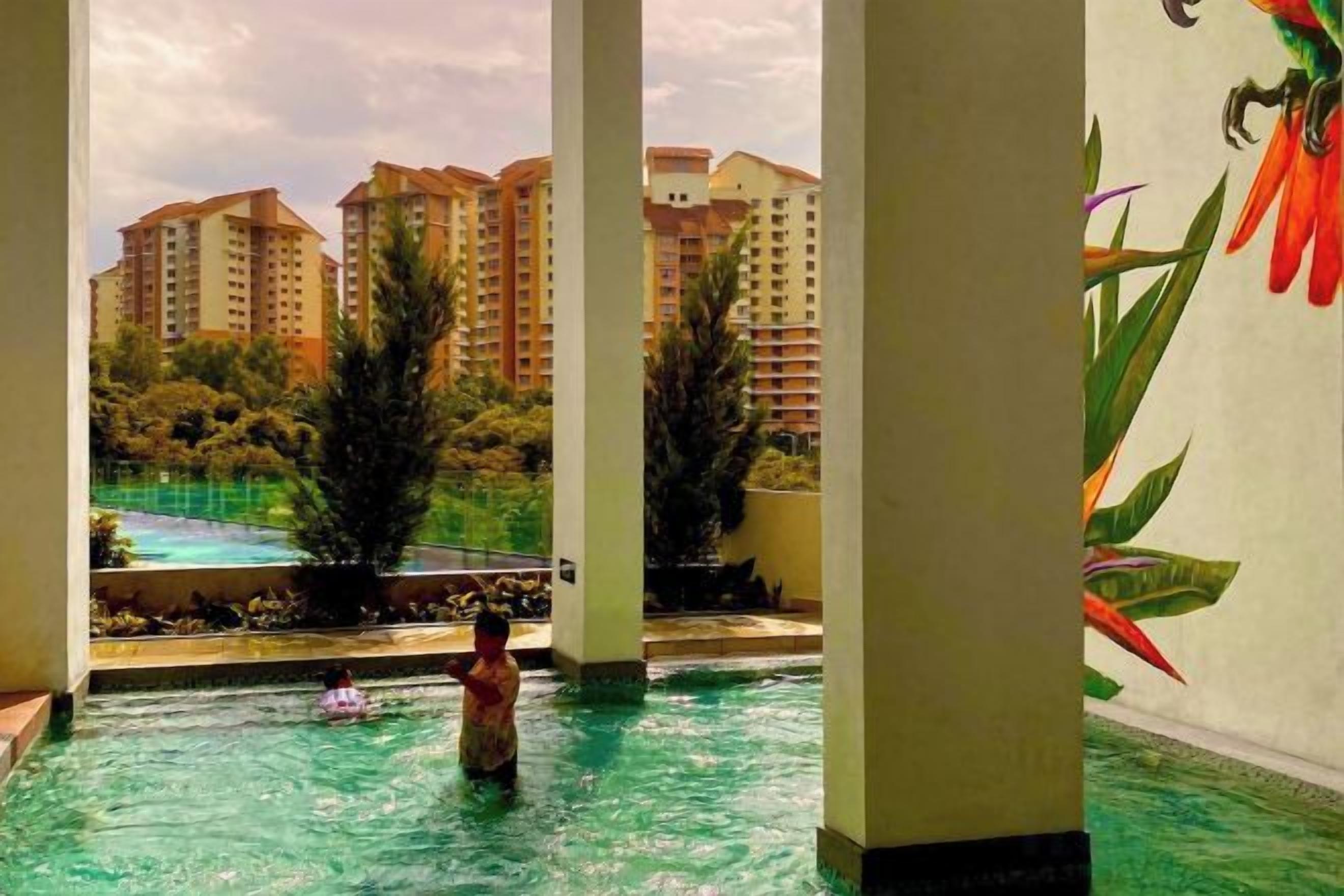 Área de piscina com vista para edifícios altos e vegetação.