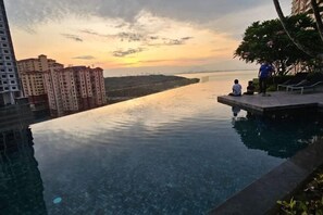 حمام سباحة خارجي