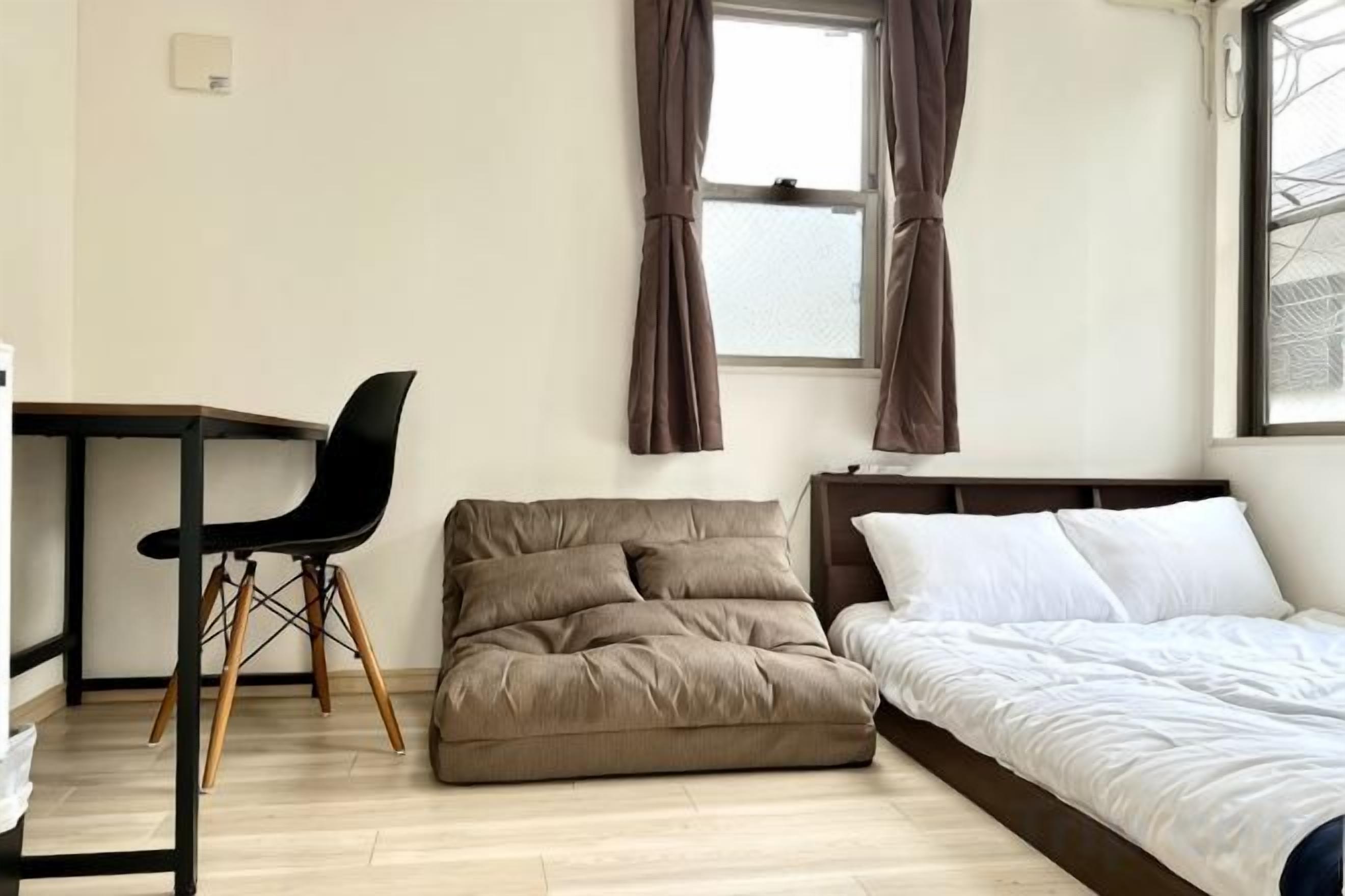Ein Schlafzimmer mit einem Bett, einem Schreibtisch und einem Stuhl.