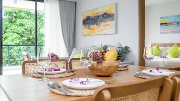 Apartment, 2 Bedrooms, Balcony | In-room dining