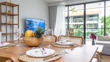 Apartment, 2 Bedrooms, Balcony | In-room dining