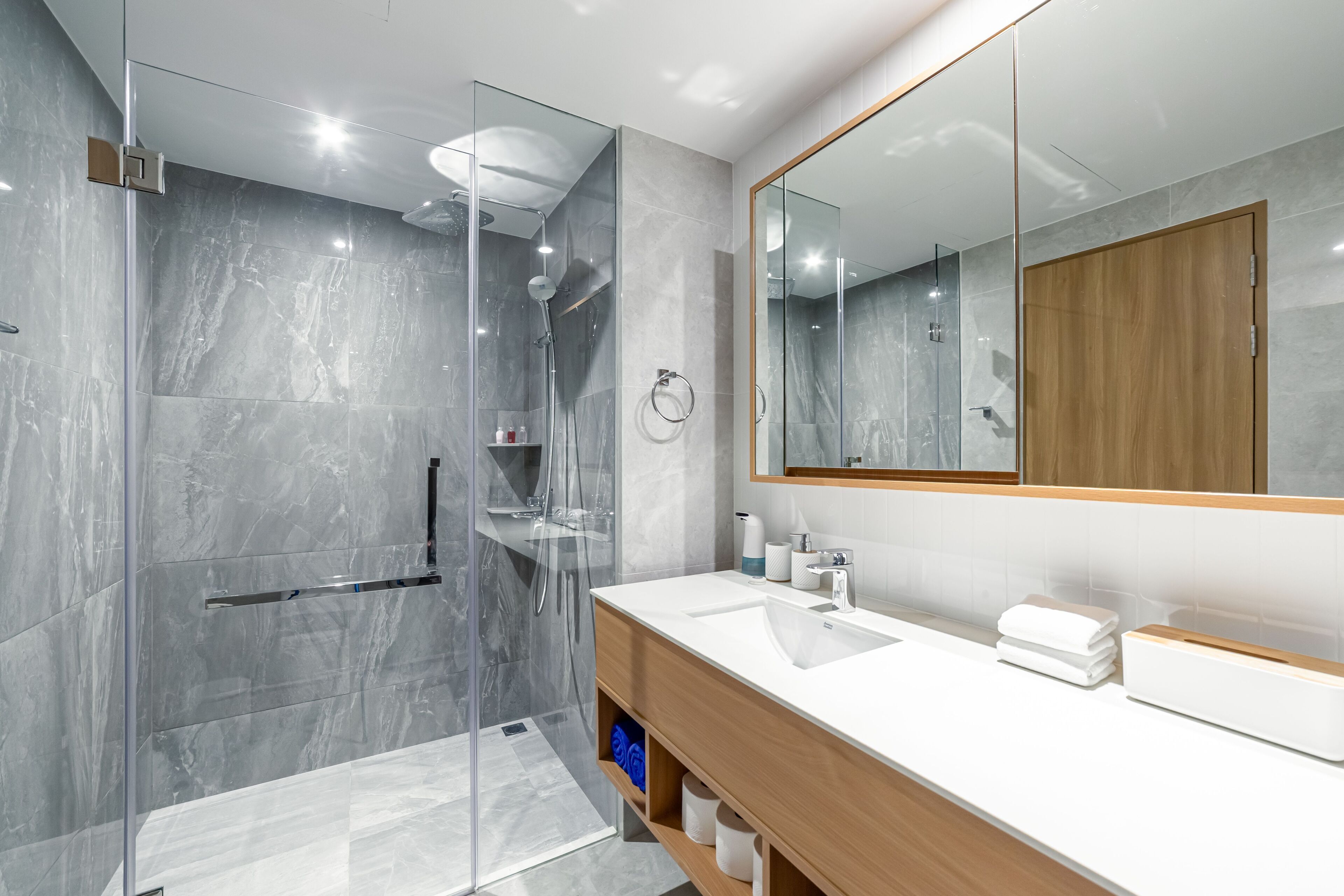 Appartement, 2 slaapkamers, balkon | Badkamer | Een douche, een haardroger, handdoeken, shampoo