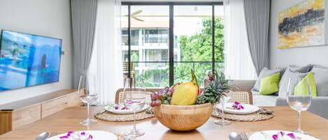 Apartment, 2 Bedrooms, Balcony | In-room dining