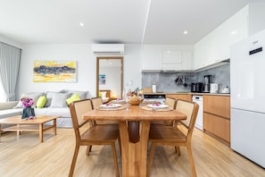 Apartment, 2 Bedrooms, Balcony | In-room dining