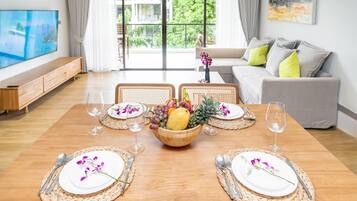 Apartment, 2 Bedrooms, Balcony | In-room dining